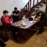 Detuvieron a dos hombres que planificaban con IA un tiroteo masivo en escuelas