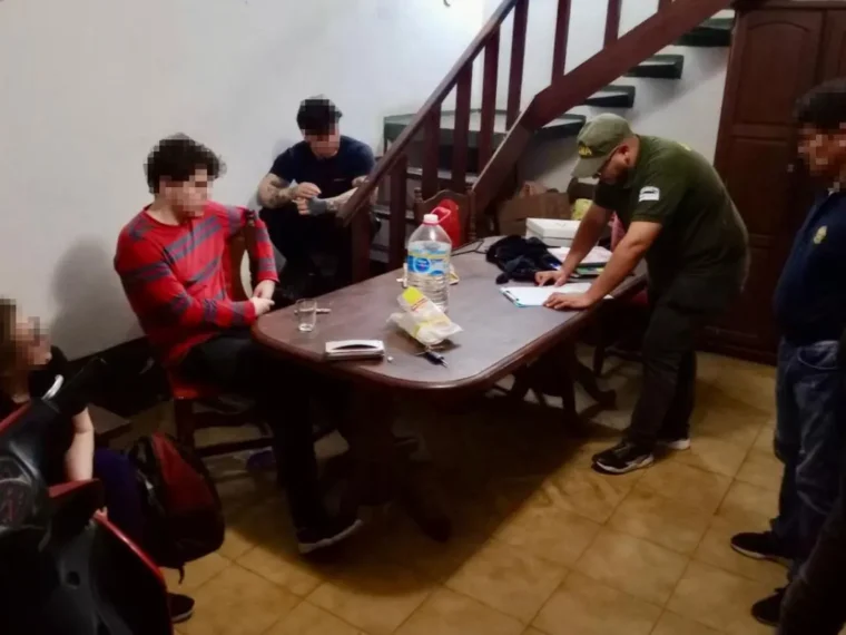 Detuvieron a dos hombres que planificaban con IA un tiroteo masivo en escuelas Detuvieron a dos hombres que planificaban con IA un tiroteo masivo en escuelas