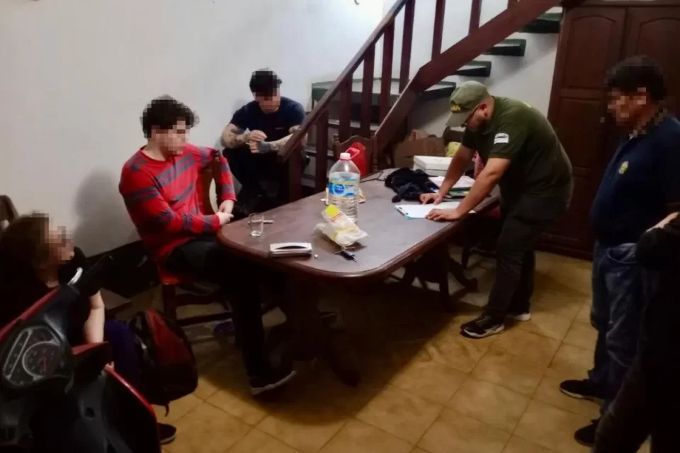 Detuvieron a dos hombres que planificaban con IA un tiroteo masivo en escuelas