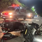 Un conductor chocó a dos mujeres en moto y se incrustó contra una vivienda