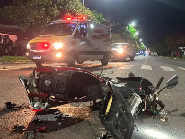 Un conductor chocó a dos mujeres en moto y se incrustó contra una vivienda
