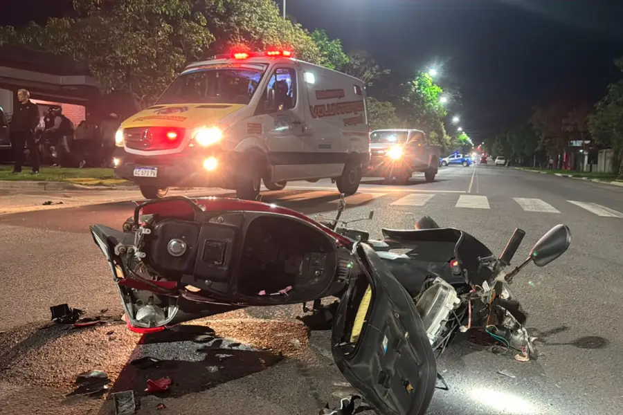 Un conductor chocó a dos mujeres en moto y se incrustó contra una vivienda