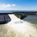 Itaipú reabrió sus compuertas y liberó 3,1 millones de litros de agua por segundo