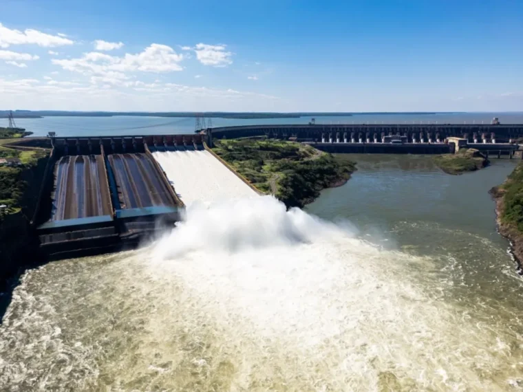 Itaipú reabrió sus compuertas y liberó 3,1 millones de litros de agua por segundo