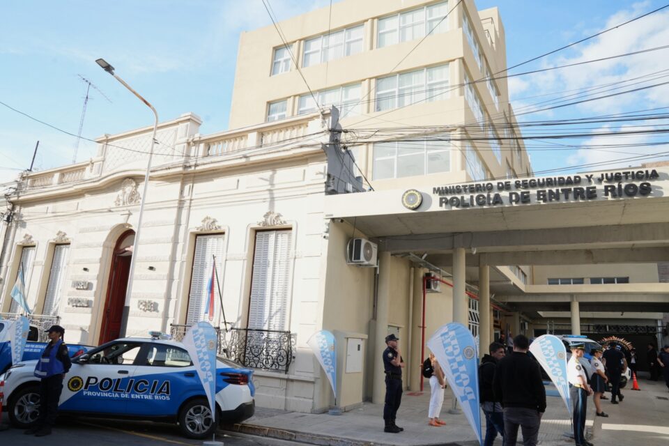 Frigerio recorrió la nueva sede de la Departamental de Paraná y aseguró que «es un edificio como el que merece nuestra Policía»