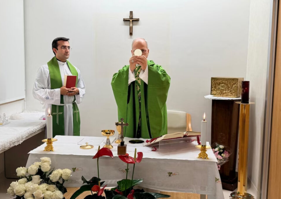 El Vaticano publicó la primera foto del papa León XIV tras la cirugía