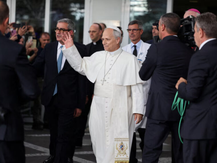 El papa León XIV salió del hospital tras ser dado de alta El papa León XIV salió del hospital tras ser dado de alta