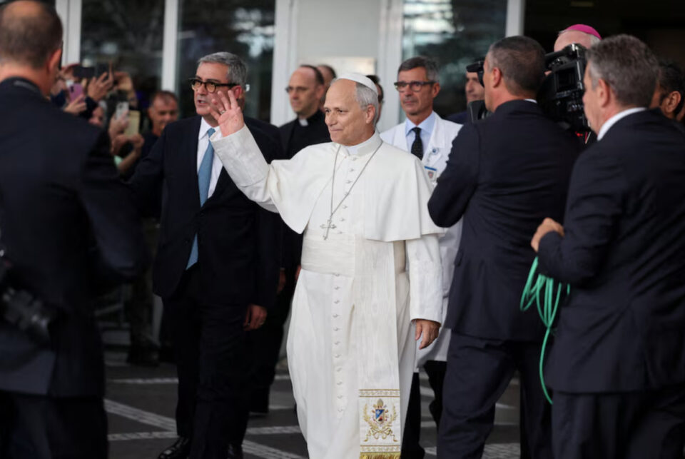 El papa León XIV salió del hospital tras ser dado de alta