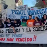 Miles de personas colmaron las calles de Paraná en defensa de la universidad pública