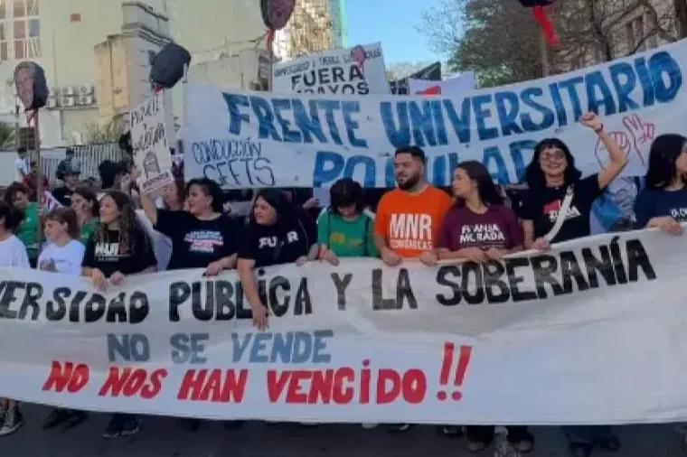Miles de personas colmaron las calles de Paraná en defensa de la universidad pública Miles de personas colmaron las calles de Paraná en defensa de la universidad pública