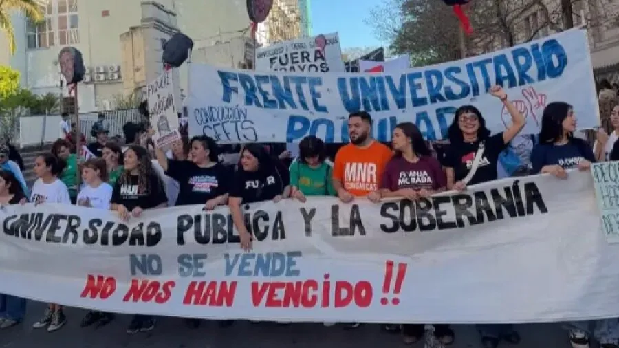 Miles de personas colmaron las calles de Paraná en defensa de la universidad pública