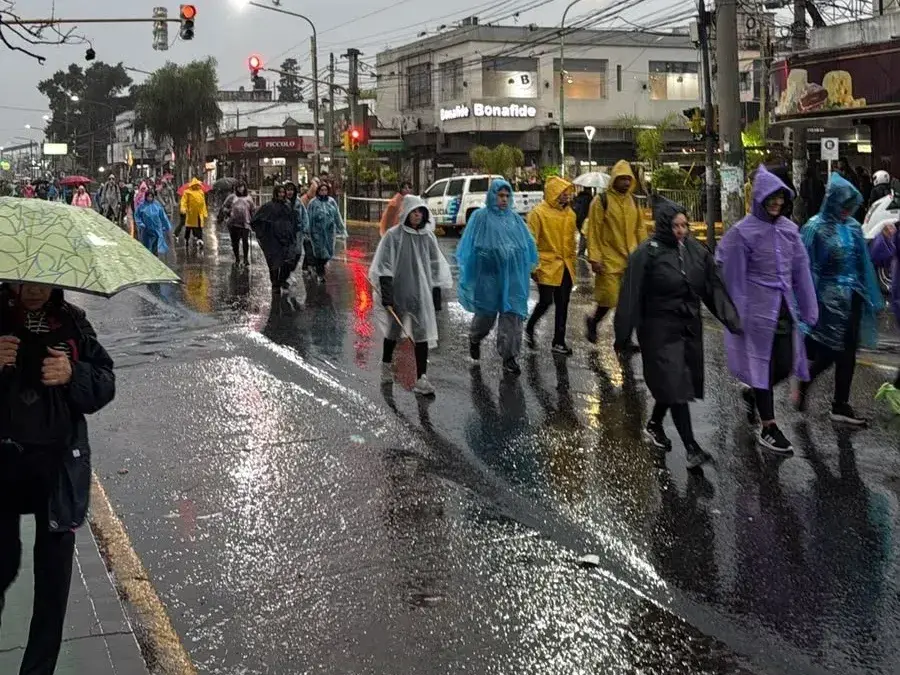 Bajo la lluvia, miles de fieles iniciaron la tradicional peregrinación a Luján