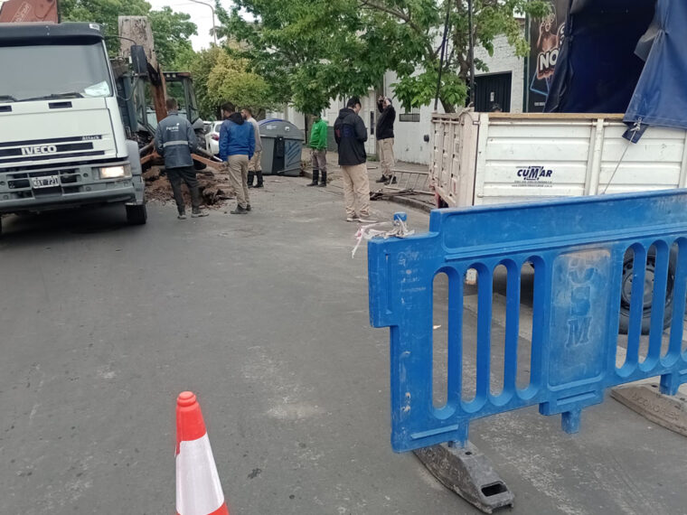 Trabajan en la red del servicio cloacal en calle Bavio Trabajan en la red del servicio cloacal en calle Bavio
