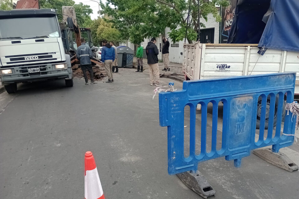 Trabajan en la red del servicio cloacal en calle Bavio