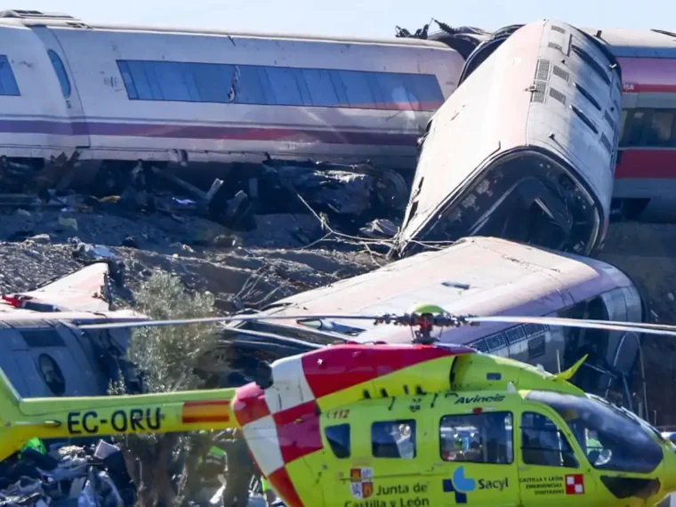 Tragedia en España: al menos 64 muertos tras el choque de dos trenes Tragedia en España: al menos 64 muertos tras el choque de dos trenes