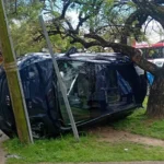 Volcó con su auto y quedó atrapado