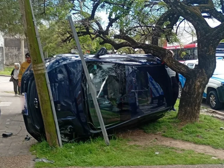 Volcó con su auto y quedó atrapado