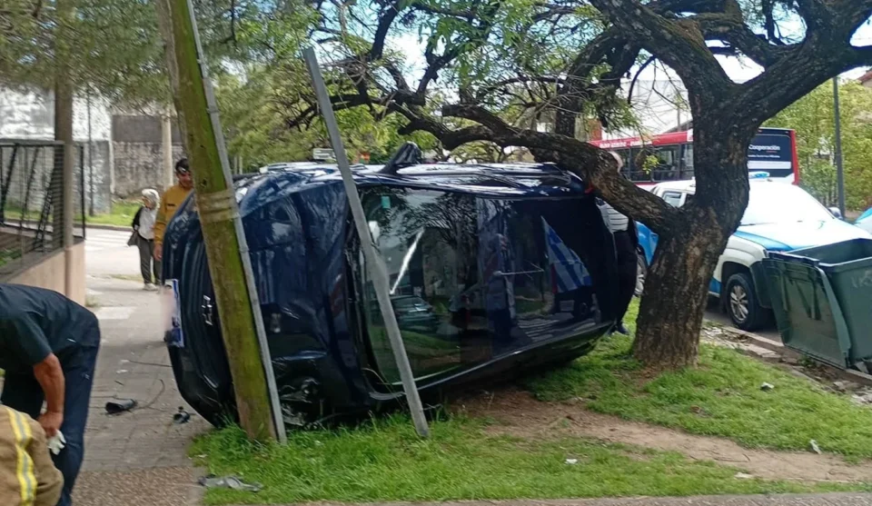 Volcó con su auto y quedó atrapado