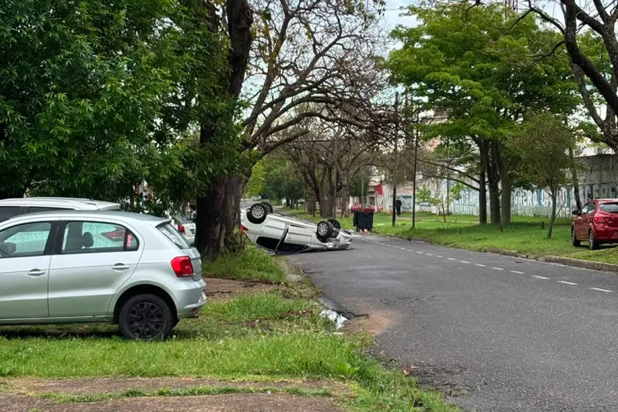 Vuelco detrás del club Paraná: el conductor dio positivo en alcoholemia